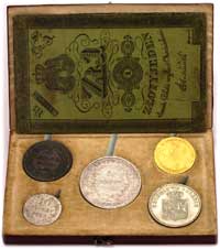 pamiątkowe pudełko z kompletem monet i banknotem