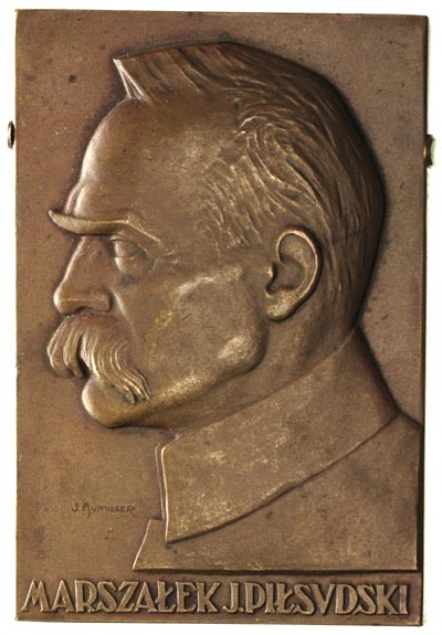 Józef Piłsudski, plakieta sygnowana J. Aumiller, 1930, z podstawką, brąz 61x91 mm, w zniszczonym oryginalnym pudełku, Strzałkowski 37