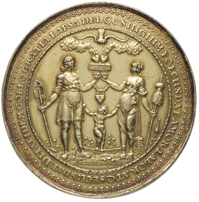 medal okolicznościowy - ślubny, autorstwa Sebastiana Dadlera, ok. 1636 r., Aw: Dwie postacie - mężczyzna z łopatą a niewiasta z kądzielą - stoją z dzieckiem pośrodku, ręce nowożeńców połączone łańcuchem z kłódką podtrzymują ołtarzyk, na którym dwa serca gorejące, w otoku napis CONIUGIUM FOECUNDAT AMOR LABOR ATQ. SECUNDAT: DITAT IDEM COELO GRATIA LAPSA DEI, Rw: Na tle panoramy Gdańska dwie owocujące palmy, pomiędzy którymi dwie dłonie w ścisku z kwiatem, u dołu w pierścieniu dwa gołąbki, u góry w promienistej aureoli Duch Święty, w otoku napis PALMA VALUT PALMAM CEU CASTA COLUMBA COLUMBUM: SIC VERO CONIUX CONIUGEM AMORE COLAT, sygnowany S.D., srebro złocone ogniowo 78.80 g, 70 mm, Więcek 101, H-Cz. 9866 R1