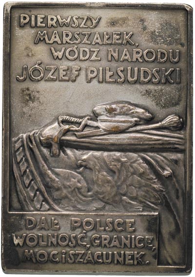 Józef Piłsudski - plakieta Leona Szatzsznajdera 1935 r., Aw: Kobieta  w stroju żałobnym przy trumnie z J. Piłsudskim, powyżej napis W DNIU WIELKIEJ ŻAŁOBY POLSKI 19/V 1935, poniżej sygnatura, Rw: Na kapie żałobnej złożone insygnia marszałkowskie przykryte czapką i napisy w poziomie PIERWSZY MARSZAŁEK WÓDZ NARODU POLSKIEGO/ DAŁ POLSCE WOLNOŚĆ, GRANICE, MOC I SZACUNEK, brąz srebrzony 64 x 44 mm