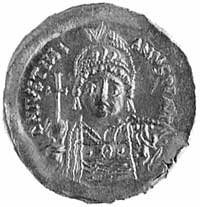 AV-solidus, Aw: Popiersie cesarza w zbroi i hełmie na wprost, w rękach trzyma tarczę i glob z krzy..