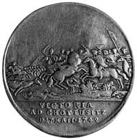 medal z okazji bitwy pod Chottusitz 1742, Aw: Na postumencie z akcesoriami wojennymi popiersie kró..