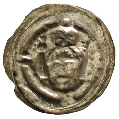 Dolny Śląsk, Henryk II Pobożny lub Bolesław II Łysy 1237-1278, brakteat typu ratajskiego, Głowa na wprost, nad nią krzyż, z lewej proporzec, z prawej wieża, 0.19 g, HP III:9