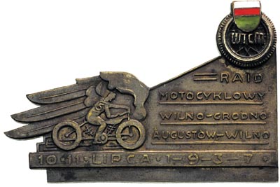Rajd motocyklowy Wilno-Grodno-Augustów-Wilno 10-11 Lipca 1937 r., plakieta jednostronna bez sygnatury autora i wykonawcy, pod skrzydłami orła sylwetka motocyklisty w prawo, przed nim napis, powyżej umocowany emaliowany emblemat Wileńskiego Towarzystwa Cyklistów i Motocyklistów, brąz 77 x 51 mm, w formie trójkąta