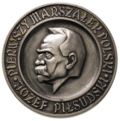 Józef Piłsudski - niesygnowany medal wybity w Wielkiej Brytanii na 20 lecie śmierci marszałka 1955 r, Aw: Głowa w lewo i napis w otoku JÓZEF PIŁSUDSKI - PIERWSZY MARSZAŁEK POLSKI, Rw: W wieńcu laurowo- dębowym szabla i buława oraz napis 20 - 1935 - 1955 ROCZNICĘ ZGONU, srebro 51 mm, 68.04 g, patyna, zatarcie na rancie