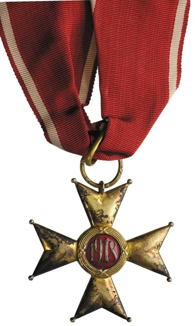 Krzyź Komandorski Orderu Odrodzenia Polski (III klasa), mosiądz złocony, emalia 58 x 58 mm, fragment wstążki