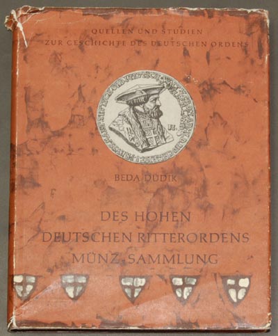 Beda Dudik - Des Hohen Deutschen Ritterordens, Münz-Sammlung in Wien, reprint z 1966 r, ekslibris  Warszawskiego Centrum Numizmatycznego, całość 268 stron i 22 tablice, katalog zawiera szczegółowy opis monet Zakonu Krzyżackiego popartych dokładnymi rysunkami w załączonych tablicach, twarda oprawa płócienna z obwolutą. Obwoluta nosi ślady używania z licznymi  naddarciami, ale książka bardzo ładnie zachowana