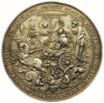 Gustaw II Adolf, medal autorstwa S. Dadlera na pamiątkę śmierci Gustawa Adolfa, zamówiony z okazji przewiezienia zwłok króla z Wołogoszczy do Sztokholmu w 1634 r., Aw: Postać zmarłego króla na łożu polowym i scena unoszenia jego duszy przez aniołki do nieba, napis wokoło GUSTAVUS ADOLPHUS MAGNUS DEI GRATIA SUECOR GOTHOR ET VANDALOR AUGUSTUS, w odcinku NATUS 9 DEC ANNO 1594 / GLORIOSE MORTUS 6 / NOU ANNO 1632 Rw: Postać króla na rydwanie miażdżącym potwora u góry postacie Siły i Wiary wieńczą głowę króla wieńcem laurowym, nad tym napis ET VITA ET MORTE / TRIUMPHO, napis wokoło DUX GLORIOS PRINC PIUS HEROS INVICT VICTOR INCOMPARAB TRIUMPH FELIX & GERM LIBERATOR A 1634., srebro złocone 136,91 g, 79 mm, Mau’e 35, Więcek 89, drobne uszkodzenia tła i rantu