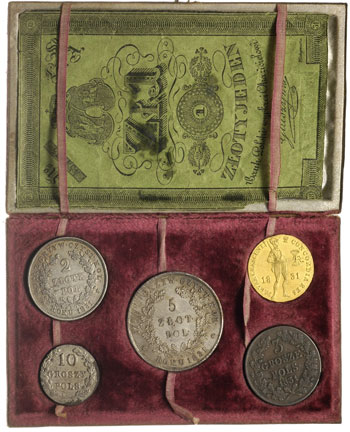 pamiątkowe pudełko z monetami i banknotem Powstania Listopadowego oklejone ozdobnym papierem koloru wiśniowego z wytłoczoną datą 1831\. We wnętrzu pudełka w zagłębieniach monety. Stan monet: dukat  i 5 złotych I-