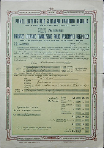 Pierwsze Litewskie Towarzystwo Rolne Wzajemnych Ubezpieczeń, byłe Kowieńskie T-wo Rolne Wzajemn. Ubezp., polisa na ubezpieczenie zabudowy wyszczególnionej na odwrocie w majątku Butiszki, pow. Rosieński, należącego do rodziny Szuksztów na sumę 33 000 litów na okres od 5.07.1932 do 5.07.1933, wystawione w Kownie 5.07.1932, z podpisami i pieczęciami, bardzo ciekawy dwujęzyczny dokument w języku litewskim i polskim