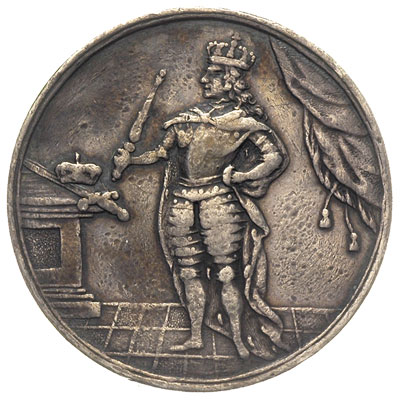 August II, medal wagi półtalara 1711 r, Aw: Postać Augusta II w stroju wikariusza Cesarstwa, Rw: Tarcze herbowe i napis powyżej AVG II D G REX POL ET EL SAX / VICARIVS / IMP po bokach tarcz data, srebro 14.14 g, w katalogu zbioru Merserburgera poz. 1495 (R) opisany jako srebrna odbitka czterodukatówki wikariackiej, rzadki