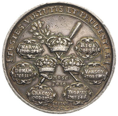 Karol XII, medal nie sygnowany bity w 1703 roku na pamiątkę zwycięstw Karola XII, Aw: Półpostać króla w kamizeli i mundurze podbitym futrem z rękoma na buławie i gardzie szpady, wokół napis: CAROLVS XII D G REX SVECIAE, pod postacią w ozdobnym kartuszu napis: QVO NON PRAESTAN / TIOR ARMIS, Rw: Skrzyżowany miecz i gałązka oliwna, na ich tle 3 korony szwedzkie, na 6 ozdobnych kartuszach miejsca i daty bitew, w otoku napis TESTESVITVTIS ET PRVDENTIAE, srebro 36.36 g, 43 mm, H-Cz.4521 (R3), patyna