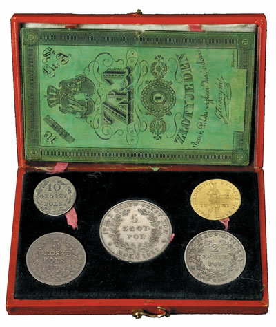 pamiątkowe pudełko z monetami i banknotem Powstania Listopadowego oklejone ozdobnym papierem koloru czerwonego z wytłoczonym złotym napisem PAMIATKA / 1831 i ozdobną ramką wokół krawędzi pudełka. We wnętrzu pudełka w zagłębieniach monety. Stan zachowania: dukat (II-), 5 złotych (II-), 2 złote (III), 10 groszy (II-), 3 grosze (III), i banknot (IV), stan pudełka - bardzo dobry