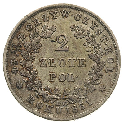 pamiątkowe pudełko z monetami i banknotem Powstania Listopadowego oklejone ozdobnym papierem koloru czerwonego z wytłoczonym złotym napisem PAMIATKA / 1831 i ozdobną ramką wokół krawędzi pudełka. We wnętrzu pudełka w zagłębieniach monety. Stan zachowania: dukat (II-), 5 złotych (II-), 2 złote (III), 10 groszy (II-), 3 grosze (III), i banknot (IV), stan pudełka - bardzo dobry