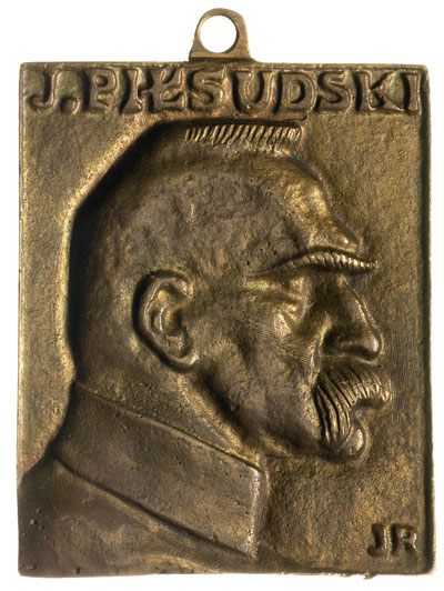 Józef Piłsudski -plakieta z uszkiem sygnowana JR, Popiersie marszałka w prawo i napis J. PILSUDSKI, na stronie odwrotnej numer 7425, mosiądz 54 x 69 mm