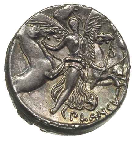 L. Plautius Plancus 47 pne, denar, Rzym, Aw: Głowa Meduzy na wprost z wężami wplecionymi we włosy, poniżej L. PLAVTIVS, Rw: Wiktoria z rozpostartymi skrzydłami w prawo, trzymająca gałązkę palmową i prowadząca konie w galopie, Craw. 453/1a, S. 959, BCMRR 4004, piękne przedstawienie dwóch personifikacji w wyśmienitym, wprost niespotykanym stanie zachowania