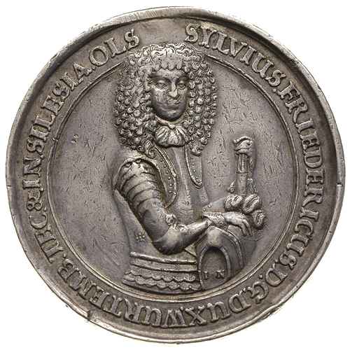 Sylwiusz Fryderyk książę wirtembersko-oleśnicki, -medal autorstwa J. Neidhardta 1676 r., Aw: Popiersie księcia w dużej peruce, zbroi, z głową zwróconą na wprost i napis w otoku, Rw: Widok Oleśnicy z góry, herb pod mitrą książęcą, napis na szarfie i napis w otoku QUIS CONTRA NOS SI DEUS PRO NOBIS, niżej data, srebro 34.40 g, 47 mm, F.u.S.2311, ślad po zawieszce, drobne uszkodzenia obrzeża, patyna, rzadki
