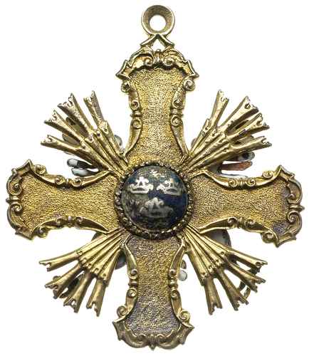 dystynktorium kapituły krakowskiej XVIII wiek, Strona główna: Na równoramiennym krzyżu wykonanym ze srebra złoconego ogniowo umocowany miedziany i emaliowany Orzeł Biały, na piersi Orła owalny medalion przedstawiający biskupa i klęczącą przed nim postać, Strona odwrotna: Pośrodku krzyża emaliowany okrągły, wypukły medalion z trzema koronami, 30.93 g, 67 x 58 mm, uszkodzona emalia, łapa i ogon orła