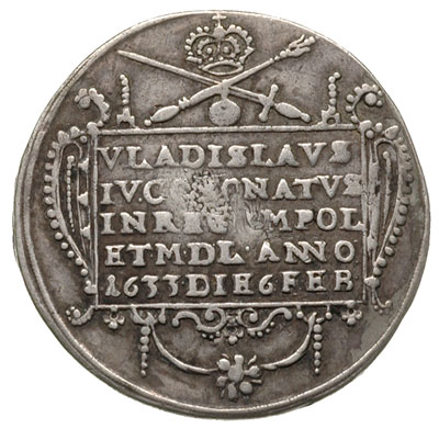 Władysław IV, medal koronacyjny (żeton) 1633 r., Aw: W prostokącie napis poziomy VLADISLAVS IV CORO- NATVS.., u góry miecz, berło, korona i jabłko, Rw: Przy obelisku mężczyzna w zbroi, ze skrzydłami i dwoma liściami palmy, w otoku napis HONOR VIRTVTIS PRÆMIVM, srebro 5.98 g, 28 mm, H-Cz. (R2) 1738, Racz.108, na rewersie punca litera C, ciemna patyna