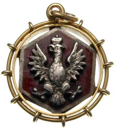 patriotyczny sześcioboczny medalion, na stronie głównej portret Tadeusza Kościuszki wykonany ze srebra, na stronie odwrotnej na czerwonej emalii srebrny Orzeł, całość oprawiona w pierścień okolony drutem z zawieszką, złoto 25 mm, 9.98 g