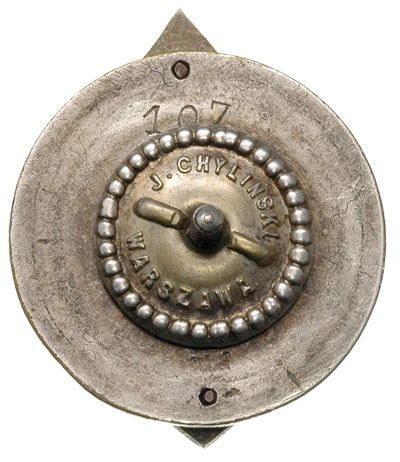 odznaka pamiątkowa 25 - lecia harcerstwa kieleckiego, mosiądz złocony i srebrzony 37x31 mm, emalia czerwona, na odwrocie numer 107, nakrętka J. CHYLIŃSKI / WARSZAWA, ładnie zachowany egzemplarz