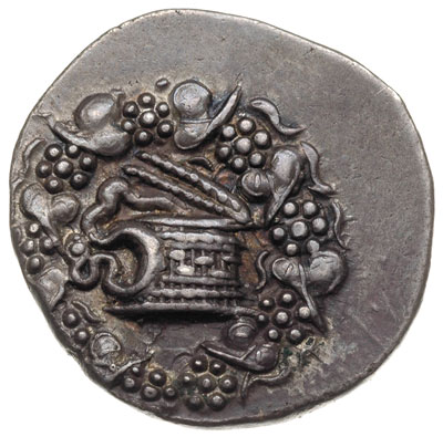 tetradrachma 133-67 pne, Aw: Kosz z wężami (cista mystica) otoczony wieńcem, Rw: Dwa węże wokół łuku, po lewej monogram ΠΕ, ponad ΦΙ i monogram ΤΡΥ, srebro 12.48 g, SNG Aulock -, SNG Cop. 441, SNG France 1754, pięknie zachowana, ładna ciemna patyna, moneta poz. z A48/506, egzemplarz ten został zilustrowany w Wiadomościach Numizmatyczno-Archeologicznych, tom XIII, rocznik 1930, str. 42