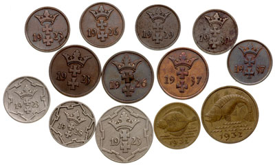 zestaw: komplet drobnych monet gdańskich 10 fenigów 1923 i 1932, 5 fenigów 1923, 1928 i 1932, 2 fenigi 1923, 1926, 1937, 1 fenig 1923, 1926, 1929, 1930 i 1937, Parchimowicz 57, 58, 55.a, 55.b, 56, 54.a, 54.b, 54.c, 53.a, 53.b, 53.c, 53.d, 53.e, łącznie 13 sztuk (zdjęcie na stronie www.wcn.pl)
