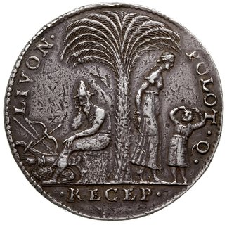 Stefan Batory -medal na zdobycie Inflant i Połocka w 1582 r, Aw: Popiersie króla w szubie i czapie z kitą napis w otoku STEPHANVS D G REX POLONIAE, Rw: Pod palmą siedzi mężczyzna, wokół porzucona broń, z drugiej strony kobieta ze związanymi rękoma i dziecko, napis w LIVON-POLOT Q, w odcinku RECEP., H-Cz. 780 (R3), Racz. 52, Gumowski 17, srebro 40 mm, 24.52 g, medal znany w wersji złotej i srebrnej. Według kronikarzy Gwagnina i Bielskiego medale te rozdawano na uroczystościach zaślubin Jana Zamoyskiego i Gryzeldy Batorówny. Ciekawy jest rewers inspirowany motywem z sesterca cesarza Tytusa IUDEA CAPTA w dziejach medalierstwa dawnej Polski jest to jedyny przypadek, gdzie moneta rzymska służy za wzór, drobne uszkodzenia tła i obrzeża, stara patyna, bardzo rzadki