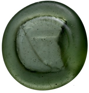 XVII wieczny dominialny żeton szklany, herb Topór w prawo pod płaską i żłobkowaną koroną hrabiowską z 8 pałkami, zielone szkło, średnica 39 mm, ładnie zachowany