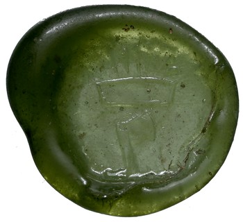 XVII wieczny dominialny żeton szklany, mały herb Topór w prawo pod wysoką koroną hrabiowską z 9 pałkami, zielone szkło, średnica 39 x 36 mm, dość ładny