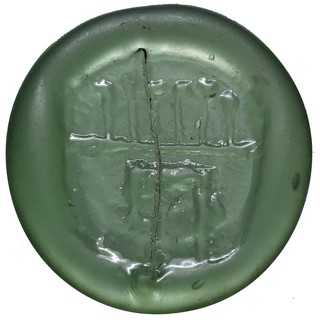 XVII wieczny dominialny żeton szklany, herb Topór w lewo pod pod linią z 6 pałkami, zielone szkło, średnica 37 mm, ładnie zachowany