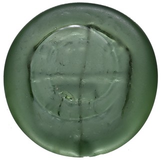 XVII wieczny dominialny żeton szklany, herb Topór w lewo pod pod linią z 6 pałkami, zielone szkło, średnica 37 mm, ładnie zachowany