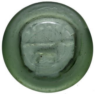 XVII wieczny dominialny żeton szklany, mniejszy herb Topór w lewo pod pod linią z 6 pałkami, zielone szkło, średnica 39 mm, ładnie zachowany