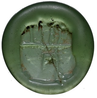 XVII wieczny dominialny żeton szklany, herb Topór w lewo pod pod linią z 4 pałkami, zielone szkło, średnica 40 mm, ładnie zachowany