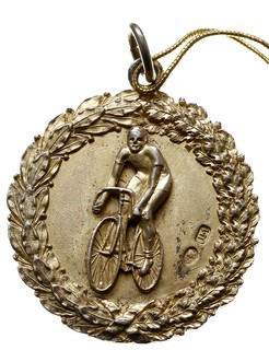 zestaw 4 odznak kolarskich WTC, - odznaka Nagroda / Pracownikom / Gazowni / I / 100 klm / 19 21/IX 1930. srebro złocone, 29 mm, punce na stronie głównej
