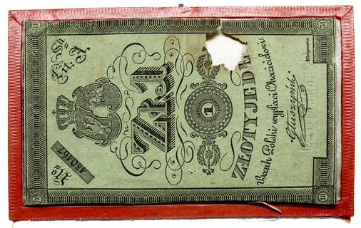 pamiątkowe pudełko z monetami i banknotem Powstania Listopadowego oklejone ozdobnym papierem koloru czerwonego z wytłoczonym złotym napisem PAMIATKA / 1831 i ozdobną ramką wokół krawędzi pudełka. We wnętrzu pudełka w zagłębieniach znajdują się monety. Stan zachowania: dukat i 5 złotych (stan II), 2 złote i 10 groszy (stan II+), 3 grosze (stan III), banknot (stan VI z dziurą), stan pudełka - dostateczny -wieczko oddzielone oraz brak haczyka do zamykania. Do pudełka dołączona jest korespondencja właścicielki dukata z Narodowym Bankiem Polski w sprawie zwrotu tej monety zarekwirowanej przez organ UB, który dokonał jej konfiskaty i przekazał do NBP powołując się na ustawę z 1950 roku o zakazie posiadaniu złota, platyny i złotych monet. Dołączone jest także zaświadczenie kustosza Muzeum Narodowego p. Anny Szemiothowej osoby kompetentnej, która określiła dukata jako pamiątkę numizmatyczną, a nie wartość dewizową. Korespondencja ta jest świetnym przykładem ilustrującym stosunki społeczne czasów stalinizmu, (dokumenty dostępne w internecie)