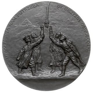 Tadeusz Kościuszko, medal K.Chudzińskiego wybity w 1917 r., z okazji setnej rocznicy śmierci, Aw: Chłop i szlachcic składają hołd wizerunkowi Kościuszki, napis wokoło Rw: Cztery postacie symbolizujące żołnierzy z różnych epok chwytają szablę spadającą z nieba, napis w otoku TWEGO MIECZA NAM POTRZEBA BY OJCZYZNĘ OSWOBODZIĆ, cynk 60 mm, Strzałkowski 412, wybito 1.000 sztuk, pięknie zachowany