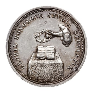 Świdnica, medal nagrodowy niesygnowany bez daty (ok. połowy XVIII wieku) szkoły ewangelickiej w Świdnicy, Aw: Stół z otwartą księgą, nad nim wysuwająca się z obłoku ręka trzymająca wieniec, wokoło napis GLORIA HONOSQVE STVDIA SEQVVNTVR, Rw: Napisy wokoło i poziome, srebro 36 mm, 20.22 g, F.u.S. 3622, Strieboll 1596, pięknie zachowany