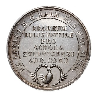 Świdnica, medal nagrodowy niesygnowany bez daty (ok. połowy XVIII wieku) szkoły ewangelickiej w Świdnicy, Aw: Stół z otwartą księgą, nad nim wysuwająca się z obłoku ręka trzymająca wieniec, wokoło napis GLORIA HONOSQVE STVDIA SEQVVNTVR, Rw: Napisy wokoło i poziome, srebro 36 mm, 20.22 g, F.u.S. 3622, Strieboll 1596, pięknie zachowany