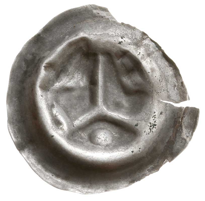 brakteat guziczkowy, XIII/XIV w., Strzała na szerokiej krokwi o poszerzonych podstawach, u dołu kulka