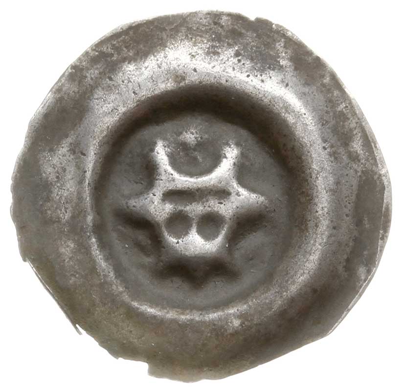 brakteat guziczkowy, początek XIV w., Schematyczna głowa ludzka w koronie na wprost, Przyłęk 14, Lubomia 42, srebro 0.31 g