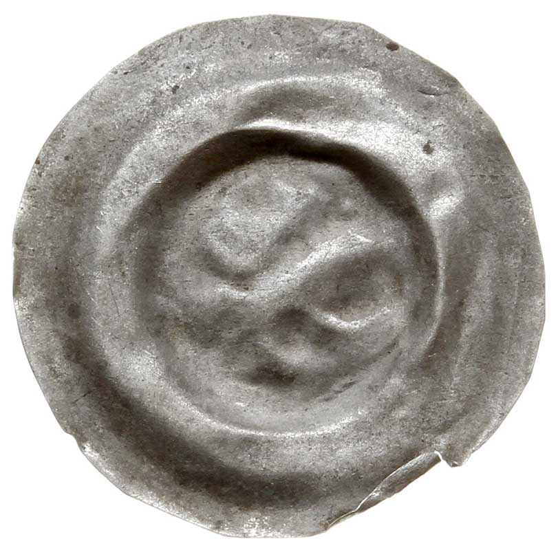 brakteat guziczkowy, Hełm w lewo, na nim orzeł, Fbg 597, srebro 0.14 g, typ ten nie jest znany z żadnego skarbu