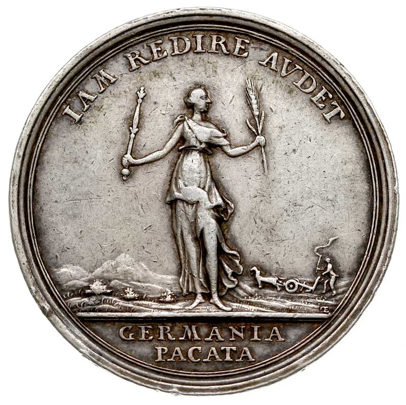 Fryderyk II Wielki, medal autorstwa Oexleina na pokój w Hubertusburgu kończący trzecią (siedmioletnią) wojnę pomiędzy Austrią a Prusami o Śląsk 1763 r., Aw: Panorama zamku powyżej napis VNCIA PACIS, w odcinku DE 15 FEB MDCCLXIII, Rw: Geniusz z mieczem i zbożem na tle sceny orki, powyżej napis IAM REDIRE AVDET, w odcinku  GERMANIA / PACATA, srebro 44.6 mm, 21.7 g., F.u.S. 4453, medal wybity nieco uszkodzonym stemplem, patyna