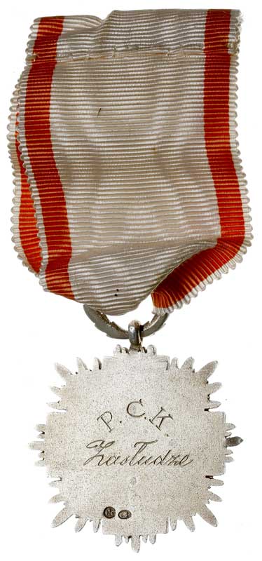 Odznaka Honorowa PCK -I stopień, srebro 37 x 37 mm, emalia, wstążka, na stronie odwrotnej napis PCK / Zasłudze oraz miniatura odznaki, srebro 17 x 17 mm, emalia, wstążka, razem 2 sztuki w oryginalnym pudełku, pięknie zachowane, rzadkie