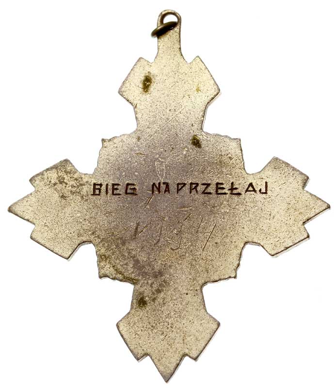 Odznaka Pamiątkowa w kształcie krzyża Za Biegi Przełajowe, mosiądz 55.4 x 48 mm, emalia, na stronie odwrotnej napis ZA PRZEŁAJ