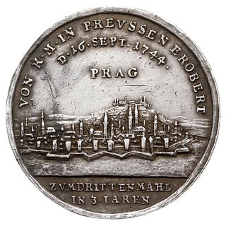 zdobycie Pragi w 1744 r., medal autorstwa J. W. Kittel’a, Aw: Widok miasta nad nim PRAG, wokoło napis VON K M IN PREVSSEN EROBERT / D 16 SEPT 1744, w odcinku ZVM DRITTEN MAHL / IN 3 JAHREN, Rw: Pod symbolami wojskowymi z rokokowymi wstęgami poziomy napis, srebro 32 mm, 10.78 g, F.u.S. 4289, Olding 551, liczne rysy w tle, patyna, rzadki