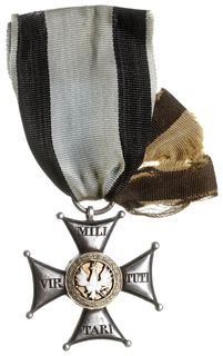 Królestwo Kongresowe 1815-1830, Srebrny Krzyż Virtuti Militari, srebro 38.5 x 38 mm, 14.85 g, tarcza środkowa złota, emalia, oryginalną wstążką, widoczne ślady późniejszych napraw, np. urwany oryginalny łącznik i widoczny wyraźny ślad po dolutowaniu nowego łącznika