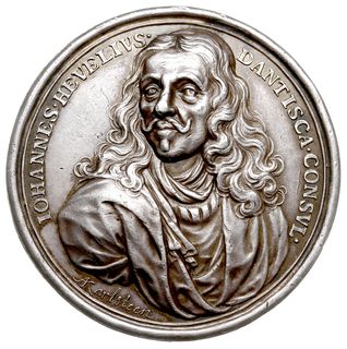 Jan Heweliusz, medal autorstwa A Karlsteen’a (medaliera sztokholmskiego) wybity w 1687 r. dla upamiętnienia śmierci wybitnego astronoma i obywatela Gdańska, Aw: Popiersie 3/4 w lewo i napis IOHANNES HEVELIVS DANTISCA CONSVL, Rw: Orzeł unoszący się nad ziemią, powyżej napis IN SVMMIS CERNIT ACVTE (Dosięga Bystrym Okiem Najwyższe Przestworza), poniżej Nat Ao 1611 Die 28 Jan / Mort ipso natali Die / 1687, srebro 46.02 g, 45 mm, H-Cz. 3900 (R4), Racz. 255, bardzo rzadki i ładnie zachowany, patyna