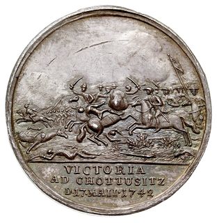 Fryderyk II Wielki, medal autorstwa Kittla wybity z okazji zwycięstwa Prusaków w bitwie pod Chociebużem w 1742 r., Aw: Popiersie Fryderyka II na postumencie, z tyłu panoplia, napis wokół VICTORI PERPETVO a na postumencie FRIDER BORVSS INVICT R, Rw: Scena bitwy i napis w odcinku VICTORIA AD CHOTTISITZ D.17 MAII 1742, srebro 12.75 g, 34 mm, F.u.S. 4257, Zbiór Henckel 1462, wyśmienity stan zachowania, patyna