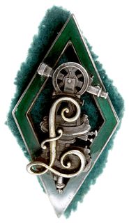 odznaka pamiątkowa Szkoły Technicznej, litera Ł na teodolicie umocowanym na rombie, biały metal srebrzony 39 x 21 mm, emalia, podkładka z zielonego sukna, nakrętka W.GONTARCZYK / WARSZAWA / MIODOWA 19